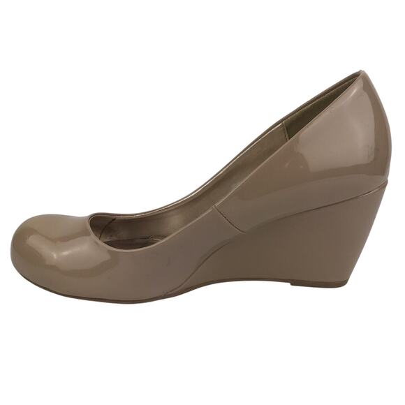 CL By Laundry Nima Wedge Pump Cream Nude Patent Faux Leather US 7W EU 37.5W Wide - Picture 8 of 15